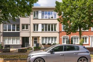 <p><span>Dit 2-slaapkamerappartement bevindt zich op de tweede verdieping van een kleinschalig gebouw in de residentiële buurt Oosterveld te Wilrijk, vlak bij de Prins Boudewijnlaan en het Sint-Augustinusziekenhuis. Scholen, winkels en openbaar vervoer bevinden zich op wandelafstand. Daarnaast geniet u van een vlotte verbinding richting Antwerpen en Brussel.</span></p>
<p><span>We betreden het appartement via de inkomhal, die toegang geeft tot een apart toilet, twee slaapkamers aan de achterzijde, een moderne badkamer en de leefruimte. Eén van de slaapkamers is voorzien van een zeer ruime ingemaakte dressing, die eventueel ook als derde kamer kan worden ingericht.</span></p>
<p><span>De lichtrijke leefruimte sluit mooi aan op de open keuken, die voorzien is van alle hedendaags comfort.</span></p>
<p><span>Een kelderberging is inbegrepen in de vraagprijs.</span></p>
<p><strong><span>EPC-label: B</span></strong></p>
<p><span>Aarzel niet om ons te contacteren voor een afspraak!</span></p>