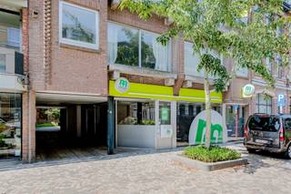 <p><span>Spacieux local commercial au rez-de-chaussée, idéalement situé ! </span></p><p><span> </span></p><p><span>Situé sur </span><span>l'Antwerpsesteenweg</span><span>, en plein cœur du </span><span>centre de Hoboken</span><span>, cet </span><span>espace de bureaux</span><span> est </span><span> à vendre. Grâce à son emplacement commercial exceptionnel, vous bénéficiez d'une forte fréquentation. À quelques minutes à pied, vous trouverez des commerces, les transports en commun et d'autres commodités.</span></p><p><span> </span></p><p><span>De par sa superficie, cet espace de bureaux offre de nombreuses possibilités. </span></p><p><span> </span></p><p><span>Atouts :</span></p><p><span>- EPC B</span></p><p><span>- Double vitrage</span></p><p><span>- Pompes à chaleur</span></p><p><span>- Situation centrale dans le centre de Hoboken</span></p><p><span>- Disponibilité à convenir</span></p><p><span>- 1 place de parking incluse</span></p><p><span> </span></p><p><span>Cette maison à vendre à Hoboken vous intéresse ? Vous recherchez un autre bien immobilier ou souhaitez connaître la valeur de votre propriété ? Alors vous êtes à la bonne adresse chez BOLT immo ! Nous serons ravis de vous aider.</span></p><p><span> </span></p>