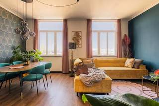 Dit aangename appartement is gelegen in de gegeerde Harmoniewijk te Antwerpen. Het beschikt over een lichtrijke leefruimte, een praktische keuken, een slaapkamer, een badkamer en zowel een zolder- als kelderberging. Het gebouw is voorzien van een lift, dubbele beglazing en gemeenschappelijke verwarming op gas.<br /><br />Dankzij de centrale ligging, nabij winkels, horeca, openbaar vervoer en het stadscentrum, is dit appartement zowel geschikt voor eigen bewoning als investering.<br /><br />Indeling.<br />Inkomhal: +/- 10,19 m², <br />Living: lichtrijke en aangename leefruimte, laminaat, +/- 22 m².<br />Keuken: volledig betegelde keuken, uitgerust met een dubbele spoelbak, voldoende kastruimte, keramische kookplaat, koelkast met vriesvak, combi-oven, vaatwasser, dampkap en aansluiting voor een wasmachine, +/- 9 m².<br />Slaapkamer: ruime en rustige slaapkamer, +/- 16 m², laminaat<br />Badkamer: voorzien van een inloopdouche, lavabo, hangtoilet en praktische opbergkasten.<br /><br />CV op gas, met meters.