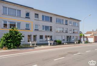 <h2><span>A pleasant and bright 2-bedroom apartment with a favorable EPC B rating in a prime location in Schoten!</span></h2><h3><span>LAYOUT</span></h3><p><span>The stairs lead to the first floor, where the apartment is located. The entryway features a guest restroom and provides access to the bright living area and the separate, fully equipped kitchen. The apartment also includes two full-sized bedrooms, one of which opens onto the sunny balcony. The bathroom is equipped with a sink and a bathtub with a shower screen. Finally, the apartment has a practical storage room housing the natural gas-fired boiler.<br />As an added bonus, a spacious private basement storage unit is included.</span></p><h3><span>LOCATION</span></h3><p><span>Peaceful living with all amenities within easy reach. This apartment is located in a pleasant residential neighborhood near the center of Schoten, within walking distance of shops, schools, restaurants, and public transportation.<br />For those who enjoy walking, biking, and jogging, both Schoten Municipal Park and Vordenstein Park are nearby. The towpaths along the Albert Canal and various nature reserves are also just a short bike ride away. Thanks to the convenient connection to Antwerp and the main access roads, you’ll also enjoy excellent accessibility.</span></p>