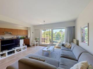 <p><span>Neem vandaag nog contact op met Sara De Maeyer voor een bezoek via: </span>https://mijnhuurprofiel.be/property/2b0d631f-e233-4df9-9f1b-1be991924a8b</p><p><br /></p><p><strong>Te huur: verzorgd appartement in het centrum van Grimbergen, omringd door een groene en residentiële omgeving, op wandelafstand van openbaar vervoer.</strong></p><p><br /></p><p>Dit appartement, gebouwd in 2003, biedt een comfortabele indeling en een rustige ligging. De centrale locatie maakt dat winkels, scholen en openbaar vervoer vlot bereikbaar zijn. Het EPC-label C staat garant voor een degelijke energieprestatie. Bovendien beschikt het pand over een binnenparking, een praktisch terras en een volledig ingebouwde keuken.</p><p><br /></p><p><strong>Belangrijkste ruimtes:</strong></p><ul><li>Inkomhal (6,58 m²) met videofoon</li><li>Apart toilet met handenwasser</li><li>Woonkamer met toegang tot het terras</li><li>Volledig ingebouwde keuken met dubbele spoelbak, vaatwasser, dampkap, koelkast met vriesvak, oven en elektrische kookplaat</li><li>Twee slaapkamers</li><li>Badkamer met douche, ligbad, wastafel in meubel en ééngreepsmengkraan</li><li>Wasplaats met aansluitingen voor wasmachine en droogkast, plus technische ruimte</li><li>Binnen parkeerplaats</li><li>Terras (2 m²)</li></ul><p><strong>Troeven:</strong></p><ul><li>Centrale ligging in het centrum van Grimbergen</li><li>Binnen parkeerplaats inbegrepen</li><li>Volledig ingebouwde keuken</li></ul><p>Maandelijkse provisie: € 110 (<span>onderhoud gemene delen, onderhoud lift, water privatieve delen, gemeenschappelijke elektriciteit, gemeenschappelijk water, groen en huisvuil)</span></p><p><br /></p><p>JOUW DROOMAPPARTEMENT. ZO GEVONDEN!</p>
