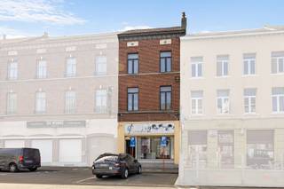 <p>Découvrez cet immeuble mixte commerce et habitation, situé à un emplacement stratégique près de la gare de Grammont et à distance de marche du centre-ville. Le bâtiment comprend un espace commercial au rez-de-chaussée avec vitrine et accès direct depuis la rue, ainsi qu’une spacieuse partie résidentielle aux étages.</p><p></p><p>Avec une surface brute d’environ 178 m², ce bien offre de nombreuses possibilités pour un indépendant, un investisseur ou un acquéreur souhaitant combiner habitation et activité professionnelle. La partie résidentielle compte 3 chambres et 1 salles de bain, permettant, après rénovation, un aménagement fonctionnel et intéressant.</p><p></p><p>La situation constitue un atout majeur : la gare et l’arrêt de bus se trouvent à très courte distance, tandis que les commerces, services et le centre sont facilement accessibles. La visibilité au niveau de la rue rend le rez-de-chaussée adapté à différentes affectations commerciales.</p><p></p><p>Le bien nécessite une rénovation complète, comprenant notamment les techniques, les finitions intérieures et l’optimisation énergétique. C’est précisément là que réside son potentiel : un acquéreur avec une vision claire pourra repositionner cet immeuble en une combinaison attractive de commerce et logement.</p><p></p><p>Un bien de projet avec visibilité, accessibilité et potentiel au cœur de Grammont.</p>