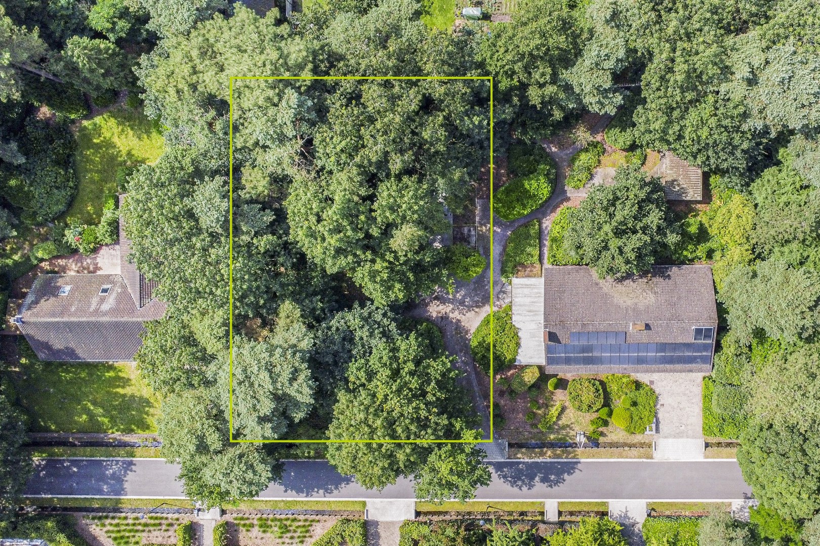 Rustig en residentieel gelegen perceel bouwgrond van 1.356 m² voor ruime vrijstaande villa. - foto 3