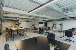 Deze onmiddellijk beschikbare kantoorruimte van 177 m² biedt een uitstekende opportuniteit voor uw bedrijf in het groene en goed...