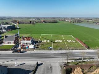 Droom je van een ruime bouwgrond met alle voorzieningen binnen handbereik? Langs de Ruiseleedsesteenweg in Tielt bieden we nog drie exclusieve percelen aan. Met oppervlaktes van 831m² tot 929m² heb je alle ruimte om een woning te bouwen die perfect bij je past. Of je nu kiest voor een gezinswoning met een grote tuin of een gelijkvloerse woning met alle comfort, hier woon je op een centrale locatie met een vlotte bereikbaarheid.<br /><br />De percelen liggen langs een belangrijke verbindingsweg, wat zorgt voor een snelle toegang tot omliggende steden en voorzieningen. Tegelijk geniet je van een prachtig landelijk uitzicht dankzij het agrarische karakter van de omgeving. Een unieke combinatie van bereikbaarheid en open ruimte.<br /><br /><strong>Centrale ligging met vlotte bereikbaarheid</strong><br /><br />Deze bouwgronden langs de Ruiseleedsesteenweg in Tielt bieden de perfecte combinatie van bereikbaarheid en gemak. Gelegen in een aangename omgeving, ben je met een vlotte verbinding snel op belangrijke wegen en het openbaar vervoer, waardoor omliggende steden en voorzieningen binnen handbereik liggen. Je hebt de voordelen van de nabijheid van winkels, scholen, en medische faciliteiten, terwijl je toch in een groene omgeving woont.<br /><br /><strong>Klaar om te bouwen zonder zorgen</strong><br /><br />De percelen zijn volledig bouwrijp, zodat je direct kunt beginnen met het realiseren van jouw droomhuis. Alle nutsvoorzieningen zoals water, elektriciteit en internet zijn al aanwezig, waardoor je geen extra kosten of vertragingen hebt. De flexibele bouwvoorschriften geven je volop vrijheid om een woning te bouwen die perfect past bij jouw stijl en wensen.<br /><br /><strong>Wonen met zicht op groen</strong><br /><br />De percelen bieden prachtige vergezichten over het omliggende agrarische landschap. De groene omgeving zorgt voor een rustgevende sfeer en biedt de ruimte voor een woning met een mooie tuin. Hier geniet je van open ruimte en frisse lucht, terwijl je toch dichtbij het stadsleven blijft.<br /><br />Bouw je toekomst op deze unieke locatie! Neem vandaag nog contact op voor meer info over de beschikbare percelen langs de Ruiseleedsesteenweg in Tielt.