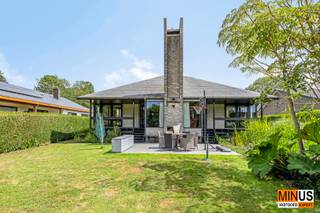 In een rustige en aangename buurt presenteren wij met trots deze unieke villa, ontworpen door de gerenommeerde architect Jean Van den Bogaerde...