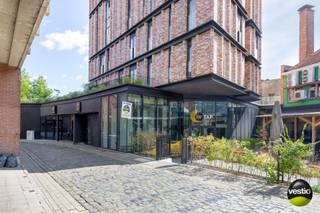 Locatie, zichtbaarheid en charme – dit pand heeft het allemaal. Tussen de bruisende Raamstraat en de populaire Zuivelmarkt, één van de drukste en meest sfeervolle straten van Hasselt, bevindt zich dit moderne handelspand van ca. 245 m² – inclusief een riant zonneterras van 80 m². Een unieke kans voor ondernemers met visie.<br /><br /><em>Indeling:</em><br />+ Handelsruimte van ± 200 m² met een indrukwekkende plafondhoogte van 4,70 meter – ideaal voor een open en luchtige inrichting.<br />+ Mezzanine van 45 m² – perfect voor extra zitplaatsen, een VIP-lounge of een creatieve invulling.<br />+ Zonovergoten dakterras van 80 m² met uitzicht op de levendige Zuivelmarkt.<br />+ Het terras tussen de raamstraat en de Zuivelmarkt verhoogt de zichtbaarheid én zorgt voor een uitnodigende beleving.<br /><br /><em>Troeven:</em><br />+ Vrij van brouwer – vrijheid in concept en uitbating.<br />+ Geschikt voor uiteenlopende commerciële activiteiten: retail, horeca, concept store, kunstgalerie, kantoorruimte en meer.<br />+ Onmiddellijk naast het iconische La Bottega – trek mee voordeel uit deze topligging.<br />+ Strategische locatie met constante passage en hoge zichtbaarheid.<br /><br />Droom je van een horecazaak met karakter, een flagship store of een concept met uitstraling? Dan is dit dé plek voor jouw onderneming.<br />Interesse? Contacteer dan Stephanie Odeurs op het nummer 0474-73 64 84 of via email stephanie@vestio.com en ontdek zelf de mogelijkheden van dit uitzonderlijke handelspand in het hart van Hasselt.