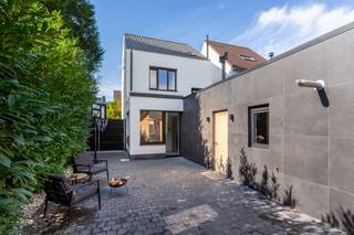 Bent u op zoek naar de privacy en onafhankelijkheid van een vrijstaand huis, maar wilt u niet de stress van een totale, jarenlange renovatie? Deze karaktervolle woning combineert het beste van twee werelden. De grote, dure en structurele energiewerken zijn reeds vakkundig uitgevoerd. Met een gunstig EPC-label B, gloednieuwe gevelisolatie in strakke crepi, hoogwaardige ramen en een recent vernieuwde keuken bent u volledig klaar voor de toekomst. <br /><br />U komt de woning binnen in een mooie inkomhal die toegang geeft tot een ruime, lichte living met eetkamer. Hier ligt een mooie nieuwe laminaten visgraat vloer. <br />Aansluitend een mooie geïnstalleerde nieuwe keuken met kookplaat met geïntegreerde dampkap, combi-oven en aparte magnetron, alles van Bosch. Hier veel lichtinval en een deur naar buiten. Waar u heerlijk kunt vertoeven op het terras.<br />Achter in de tuin kunnen de kinderen nog fijn spelen. De eigendom is afgesloten aan de zijkant met een dichte poort, wat u veel privacy geeft! <br />Verder bevindt zich achter de keuken nog een apart toilet. Een mooie nieuwe douchekamer met regendouche en aparte handdouche. Verder nog een zeer ruime berging waar ook kasten zijn en een aansluiting voor wasmachine en droogkast. Hier ook ruimte voor extra koelkast. <br />Op de eerste verdieping vinden we drie kamers. Hier is de mogelijkheid om van een kamer nog een badkamer te maken. Leidingen hiervoor zijn voorzien. <br />Op de tweede verdieping bevinden zich twee leuke kinderkamers. <br />Buiten ruimte voor drie auto's te parkeren op eigen grond! <br />De woning is instapklaar en hoogwaardig afgewerkt! <br />De nachthal, slaapkamers dienen nog geschilderd te worden, de zolderkamers nog afwerken en eventueel een badkamer op de eerste verdieping indien gewenst. <br />Elektriciteit is conform, attest nog niet in bezit. EPC 20260814-0003932899-RES-1, 187 kWh/(m2 jaar), label B zie bijlage op onze website. Asbestattest aanwezig, zie bijlage op de website. <br /><br />Een mooie gezinswoning in een zeer kindvriendelijke buurt van Brasschaat dat zeker een bezoek waard is!<br />Interesse bel Chantal 0468/151651 of e-mail naar chantal@domus-immobilien.be.
