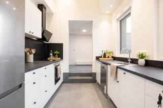 <strong>Ruim en volledig gerenoveerd stadswoning met 4 slaapkamers en gezellige stadstuin</strong><br /><br /><strong>Deze volledig gerenoveerde woning combineert ruimte, comfort en een praktische indeling met een gezellige stadstuin. Dankzij de vier volwaardige slaapkamers, twee badkamers en verschillende bergruimtes is dit een ideale gezinswoning op een centrale ligging.</strong><br /><br /><strong>De gelijkvloerse verdieping:</strong><br />• een inkomhal met toegang tot de leefruimtes,<br />• een lichtrijke leefruimte met plaats voor salon en eetkamer,<br />• een praktische keuken uitgerust met Bosch-toestellen, dampkap, vaatwasser, oven, koelkast en spoelbak,<br />• een wasplaats/berging met aansluiting voor technieken,<br />• een apart toilet achteraan,<br />• een halletje met rechtstreekse toegang naar de tuin, ideaal voor fietsen en afval,<br />• een droge kelder, handig voor extra stockage,<br />• een zolderruimte boven de berging.<br /><br /><strong>De eerste verdieping:</strong><br />• een zeer ruime nachthal met mogelijkheid tot bureauhoek,<br />• een grote badkamer met inloopdouche, vrijstaand bad, dubbele lavabo, toilet en handdoekradiator,<br />• een ruime slaapkamer,<br />• een zeer ruime tweede slaapkamer.<br /><br /><strong>De tweede verdieping:</strong><br />• een ruime nachthal met plaats voor extra stockage,<br />• een badkamer met lavabo, toilet en handdoekradiator,<br />• twee slaapkamers onder het dak, telkens voorzien van veluxraam en radiator.<br /><br /><strong>De tuin:</strong><br />• een gezellige stadstuin met aangenaam terras,<br />• een buitenberging met vernieuwde ketel,<br />• een praktische zij-ingang voor fietsen en afval.<br /><br /><strong>Algemeen:</strong><br />• volledig gerenoveerde woning met zeer veel ruimte,<br />• vier volwaardige slaapkamers en twee badkamers,<br />• verwarming op aardgas,<br />• vernieuwd zadeldak,<br />• droge kelder en meerdere bergruimtes.<br /><br /><strong>Een verrassend ruime en instapklare woning met een aangename stadstuin, ideaal voor wie centraal wil wonen met alle comfort binnen handbereik.</strong>