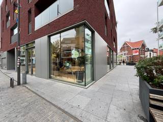 Winkelpand in hartje Mol. Unieke locatie in 'The Landmark', een nieuwbouwproject gelegen aan het Rondplein. Deze buurt is in volle opwaardering en the place to be voor de zelfstandige!<br /><br />Het pand geniet van een optimale visibiliteit en heeft maar liefst langs 3 zijdes etalageruimte.<br /><br />Er zijn 2 staanplaatsen in ondergrondse garage beschikbaar aan 75 euro/maand/plaats.<br /><br />De huurprijs bedraagt 2200 euro per maand. Gemeenschappelijke kosten bedragen 85 euro.<br /><br />Bijzonderheden: <br />- A-label<br />- Airco's