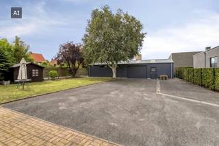Indeling van de woning<br />Gelijkvloers:<br />- Ruime inkomhal met een gastentoilet.<br />- Lichtrijke woonkamer, sfeervol opgedeeld in een gezellig eet- en zitgedeelte.<br />- Functionele keuken voorzien van een kookplaat, dampkap, dubbele spoelbak en voldoende opbergruimte.<br />- Praktische doucheruimte (toilet, lavabo, douche), een handige berging/wasplaats en een ruime inpandige garage.<br /><br />Eerste verdieping:<br />- 4 volwaardige, ruime slaapkamers. Ideaal voor een groot gezin of om in te richten als thuiskantoor/hobbykamer.<br />- Uitgeruste badkamer met een dubbele lavabo en een comfortabele inloopdouche.<br /><br />Magazijn & Tuin (Extra troeven)<br />- Er mag een magazijn/bijgebouw geplaatst worden wat tal van opportuniteiten biedt voor stockage of werkplaats.<br />- Een grote, zonnige tuin weg van de drukte.<br />- Het pand beschikt over een droge, handige kelder en biedt uitstekende parkeermogelijkheden op eigen terrein.<br /><br />Deze eigendom biedt tal van mogelijkheden voor een zelfstandige of hobbyist dankzij de mogelijkheid voor het plaatsen van een magazijn. Om te voldoen aan de actuele gemeentelijke richtlijnen (max. 50% terreinbezetting en 50% groene inrichting), dient er een deel van de huidige verharding te worden omgevormd tot groen. <br /><br />Wenst u meer info over de mogelijkheden van dit pand of wilt u een bezoek inplannen?<br />Contacteer Michelle Decoutere via 0493 25 46 81 of per mail michelle.decoutere@dewaele.com.<br /><br /><br /><br /><br />Bestuursmaatregelen in het maatregelenregister: nee