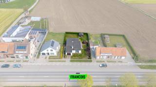 Ontdek deze woning te koop langs de Diksmuidseweg in Boezinge, een unieke kans voor wie op zoek is naar een renovatieproject of bouwgrond op een strategische ligging.<br /><br />Deze bungalow biedt tal van mogelijkheden en is gelegen tussen Ieper en Diksmuide, wat zorgt voor een vlotte bereikbaarheid en een rustige woonomgeving. De indeling omvat een leefruimte, keuken, twee slaapkamers en een badkamer. De woonst beschikt over een bewoonbare oppervlakte van 119,85 m² en bevindt zich op een perceel met een mooie, grote tuin waar u volledig tot rust komt. Daarnaast is er een garage aanwezig. Of u nu kiest voor een grondige renovatie of een volledige heropbouw, deze eigendom biedt een uitstekende basis voor het realiseren van uw droomwoning nabij het centrum van Boezinge.<br /><br />Interesse in deze woning in Boezinge? Neem vandaag nog contact op met Immo Francois voor meer informatie of plan uw bezoek. Wij zijn actief in Ieper en alle deelgemeenten en begeleiden u graag bij elke stap.<br /><br />Woning verkopen in Boezinge? Vraag je gratis schatting aan bij Immo Francois via info@immofrancois.be.<br /><br />