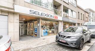 Bent u op zoek naar een opbrengsteigendom? Dan is dit uw kans, dit handelspand is verhuurd aan 1800€ per maand. Het handelspand heeft een...