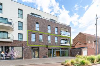 Op zoek naar een instapklaar appartement met 2 slaapkamers, terras en garage in het centrum van Roeselare? Dit appartement combineert comfort, een praktische indeling en een uitstekende ligging.<br /><br /><strong>Ligging:</strong> het appartement bevindt zich op het plein De Munt, in het centrum van Roeselare. Winkels, horeca, een grootwarenhuis en tal van andere dagelijkse voorzieningen bevinden zich op wandelafstand. Ook het station van Roeselare is vlot te voet bereikbaar, wat deze locatie ideaal maakt voor wie graag alles dichtbij heeft en zich gemakkelijk wil verplaatsen.<br /><br /><strong>Indeling:</strong><br />Het appartement bevindt zich op de eerste verdieping van het gebouw en is bereikbaar met de lift.<br /><br />Via de inkomhal, voorzien van een apart gastentoilet, komt u in de lichtrijke woonkamer met open keuken. Deze aangename leefruimte vormt het hart van het appartement en biedt een comfortabele plek. Aansluitend bevindt zich het zuidwestgerichte terras, waar u kunt genieten van de namiddag- en avondzon, met uitzicht op het plein De Munt. <br />Verder beschikt het appartement over 2 ruime slaapkamers en een badkamer dat is uitgerust met een dubbel lavabomeubel en een douche. <br /><br />Ook aan bergruimte is er geen gebrek. Op het terras en in de kelderverdieping bevinden zich nog afzonderlijke bergingen, ideaal voor het stockeren van materialen. <br /><br />Als extra troef kunnen bij het appartement aan een meerprijs <strong>een afgesloten garage</strong> aangekocht worden voor € 35.000 en<strong> een ondergrondse autostaanplaats</strong> voor € 20.000.<br /><br /><strong>Technische details</strong>:
<ul>
<li>EPC-label B.</li>
<li>Centrale verwarming op aardgas.</li>
<li>Conforme elektrische installatie.</li>
<li>Recente ramen met HR+-beglazing.</li>
<li>Lift aanwezig in het gebouw.</li>
</ul>
<strong>Troeven:</strong>
<ul>
<li>Instapklaar appartement met voldoende ruimte en licht. </li>
<li>Uitstekende centrale ligging in Roeselare.</li>
<li>Zuidwestgericht terras met zicht op het plein De Munt.</li>
<li>Voldoende opbergruimte in het appartement en 2 extra kelderbergingen.</li>
<li>Mogelijkheid tot aankoop van een afgesloten garage en ondergrondse autostaanplaats.</li>
<li>Ideaal voor eigen bewoning of als interessante investering.</li>
</ul>
Interesse? Contacteer ons kantoor voor meer informatie of plan een vrijblijvend bezoek 051/201.400.