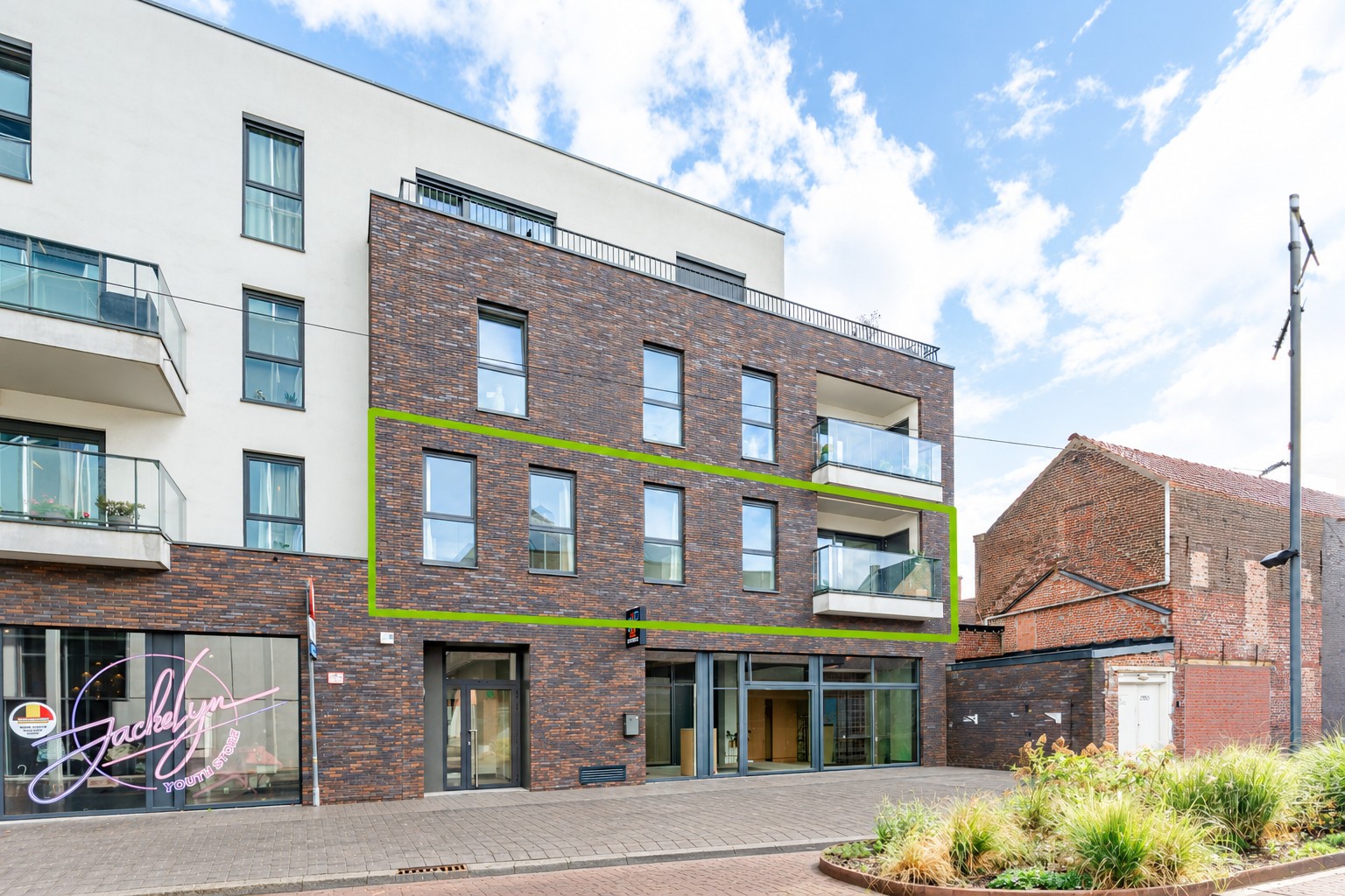 Instapklaar 2-slaapkamerappartement met terras, garage en autostaanplaats in het centrum van Roeselare - foto 1