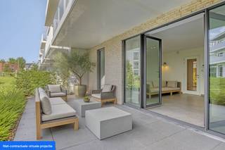 In het nieuwbouwproject 'Witte Molen Park' bevindt zich dit gelijkvloers appartement met 2 slaapkamers en een magnifiek terras. Het project is gelegen op een perfecte ligging, zowel voor openbaar vervoer als voor de vlotte verbinding naar E40 en E403. Een extra troef is de staanplaats en kelderberging, wat in deze buurt een absolute meerwaarde vormt. De staanplaats kan mee aangekocht worden voor 15.000 euro.Het appartement beschikt over - Inkomhal met berging - Lichtrijke leefruimte met directe toegang tot een ruim, zonnig terras, ideaal om in alle rust te genieten (33m²)- De keuken is functioneel ingericht en sluit perfect aan op de leefruimte. De keuken is voorzien van een oven, koelkast, keramische kookplaats, dampkap, dubbele spoelbak en een vaatwas (6,5m²)- Badkamer met inloopdouche en dubbele wastafel- 2 comfortabele slaapkamers (15m² & 11,5m²)- Gastentoilet Dit appartement is ideaal voor wie op zoek is naar een rustige thuis met alle comfort, zowel voor eigen bewoning als voor investering.