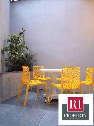 Tussen het JOURDAN-plein en het station van Luxemburg en het Flageyplein, gelegen in een typisch Brussels huis dat volledig en smaakvol...