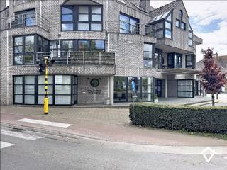 Dit volledig gerenoveerd handelspand met woonst wordt momenteel gebruikt als kapsalon en bestaat uit: <br /><br />een volledig ingericht kapsalon met toilet - living - keuken - berging - nachthal - toilet - wasplaats - badkamer met douche - 2 slaapkamers waarvan 1 volledig ingericht met ingebouwde kasten - ondergrondse garage. <br /><br />Deze eigendom kan voor veel beroepen dienst doen: vrij beroep, kantoor of als gewoon appartement.<br /><br />STARTPRIJS, Elk bod boven deze startprijs wordt voorgelegd aan de eigenaars, die al dan niet kunnen akkoord gaan met deze bieding.