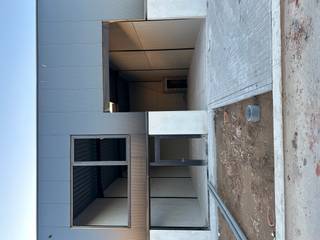 <h3><strong>Bedrijfsunit te huur in Elverdinge – 162 m² met parkings en laadkaai</strong></h3>

<p>Ontdek deze recente bedrijfsunit van <strong>162 m²</strong> in <strong>Elverdinge</strong>, ideaal voor opslag, atelier of kleinhandel. De unit maakt deel uit van een verzorgd en goed bereikbaar bedrijvencomplex, op korte afstand van Ieper en de verbindingswegen.</p>

<p>Binnenin geniet je van een <strong>praktische open ruimte</strong> met sectionale poort, betonvloer en voldoende hoogte voor opslag of werkplaats. Op het terrein is een <strong>laadkaai aanwezig</strong>, wat laden en lossen bijzonder efficiënt maakt.</p>

<p>Daarnaast zijn er <strong>3 privatieve parkeerplaatsen</strong> inbegrepen, wat het gebruiksgemak nog vergroot.</p>

<p>&amp;#128205; <strong>Locatie:</strong> Elverdinge</p>

<p>&amp;#128208; <strong>Opp. unit:</strong> 162 m²</p>

<p>&amp;#128663; <strong>3 parkeerplaatsen inbegrepen</strong></p>

<p>⚙️ <strong>Laadkaai op het terrein</strong></p>

<p>&amp;#128188; Ideaal voor zelfstandigen of KMO’s op zoek naar een toegankelijke en functionele bedrijfsruimte.</p>