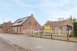 In de rustige Molenhoekstraat te Meerdonk bevindt zich deze ruime open bebouwing met een prachtig open zicht op de polders. De woning combineert ruimte, licht en flexibiliteit en is ideaal voor wie op zoek is naar een woning in een groene omgeving.<br /><br />Je komt binnen via de inkomhal, die toegang geeft tot de lichtrijke leef- en eetruimte met grote raampartijen en aangenaam zicht op de tuin. Aansluitend bevindt zich de open, volledig geïnstalleerde keuken met extra eethoek.<br /><br />Op de verdieping bevinden zich drie ruime slaapkamers en een badkamer. Daarnaast wordt er beneden momenteel een tweede badkamer voorzien, die nog niet zichtbaar is op de huidige foto’s – een extra comforttroef voor grotere gezinnen of gecombineerd wonen.<br /><br />Naast de hoofdwoning bevindt zich een ruim bijgebouw dat beschikt over: een eigen keuken, badkamer, gastentoilet, eigen verwarming en elektriciteit<br /><br />Buiten geniet je van een grote tuin en terras. De oprit achter de poort biedt plaats aan drie wagens. Het open polderzicht en de nabijheid van fiets- en wandelroutes maken deze ligging extra aantrekkelijk.<br /><br />Troeven:<br />•	Open bebouwing in rustige, groene omgeving<br />•	4 slaapkamers<br />•	Nieuwe aanleg van tuin en terras<br />•	Tweede badkamer in aanleg (beneden)<br />•	Riant bijgebouw <br />•	Ruime parkeermogelijkheden<br />•	EPC C – geen renovatieplicht<br /><br />Op zoek naar een ruime woning op een uitzonderlijke ligging?<br />Contacteer ons via 052 46 38 03 voor meer informatie of een bezoek.<br /><br />