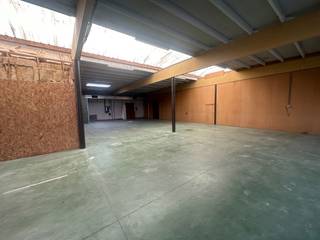 Loods van 360m² op industrieterrein van Houthulst.<br /><br />De loods heeft een eigen toegangspoort en is beschikbaar in overleg.<br /><br />Elektriciteit en water aanwezig.<br /><br />Exclusief onroerende voorheffing (+-150 euro/maand)