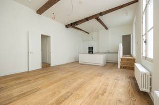 <p>ENKEL BEZOEKEN MOGELIJK DOOR ONDERSTAANDE LINK VOLLEDIG EN CORRECT IN TE VULLEN:<br />https://mijnhuurprofiel.be/property/a0231e19-e8de-42e2-9ef6-917da245ddcb/login<br /><br />Op een absolute toplocatie aan de Groenplaats, in het hart van Antwerpen, bevindt zich dit ruime en volledig gerenoveerde duplex appartement op verdieping 2 en 3 van een historisch gebouw. Het appartement is bereikbaar via een mooie trappenhal of een lift die uitkomt in een gemeenschappelijke gang voor slechts twee appartementen.<br /><br />Bij binnenkomst in de inkomhal bevindt er zich een gastentoilet, gevolgd door de ruime en lumineuze leefruimte met uitzicht op de Kathedraal, de Boerentoren en de Groenplaats. De leefruimte is afgewerkt met een sierschouw en een spiltrap die leidt naar de bovenruimte, perfect als bureauruimte of extra slaapkamer. Deze verdieping biedt toegang tot het dakterras.<br /><br />Links van de inkom bevinden zich voor de trap de volgende ruimtes:<br />Een berging met aansluiting voor was/droogmachine, een badkamer met inloop douche en lavabo en een slaapkamer met ingebouwde kasten.<br /><br />Achter de trap bevindt zich een grote eetruimte met prachtige keuken met kookeiland, uitgerust met inductieplaat, oven, microgolf, ijskast, vriezer en veel opbergruimte. De keuken grenst aan een bijkeuken en beschikt over een sierlijke sierschouw. Achteraan ligt een derde badkamer met inloopdouche en dubbele lavabo, tegenover een tweede gastentoilet, en verder nog een ruime slaapkamer met ingebouwde kasten. De bovenverdieping beschikt over een inkomhal met ingebouwde kast, twee extra kamers en een badkamer met wc, douche en lavabo. De rechterkamer biedt rechtstreeks toegang tot het privédakterras, waar je in alle rust kan genieten van het stadszicht.<br /><br />Praktische info:<br />-Gemeenschappelijke kosten: €150/maand (poetsen gemene delen, elektriciteit gemene delen, onderhoud lift)<br />-Individuele meters<br />-Gemeenschappelijke fietsenstalling<br />-Hoogwaardige afwerking<br />- Zonnepanelen<br />- Lift in het gebouw<br /><br />Voor meer info of een bezoek, neem contact op met Xander via Xander@reds.be.</p>