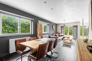 <p><strong>Instapklare halfopen bebouwing met 3 slaapkamers, garage en zonnige tuin in Lokeren</strong></p><p>Bent u op zoek naar een instapklare gezinswoning op een gunstige locatie met een uitstekende bereikbaarheid? Dan zal deze verzorgde halfopen bebouwing uit 2012 u ongetwijfeld weten te bekoren.</p><p></p><p>De woning is gelegen in een rustige doodlopende straat in een kindvriendelijke buurt, op fietsafstand van het centrum van Lokeren. Dankzij de vlotte verbinding met de E17 bent u snel op weg, terwijl winkels, een supermarkt, scholen en sportvoorzieningen zich in de onmiddellijke omgeving bevinden.</p><p></p><p>Bij het binnenkomen is er een inkomhal met gastentoilet. De lichtrijke leefruimte sluit mooi aan op de ingerichte keuken, die voorzien is van alle hedendaags comfort. Aansluitend bevindt zich de inpandige garage met aparte berging. Op de eerste verdieping bevinden zich drie ruime slaapkamers, met aansluitende dressing en een volledig ingerichte badkamer met ligbad, inloopdouche, dubbel lavabomeubel en apart toilet. Ook buiten is het heerlijk vertoeven. De zonnige, onderhoudsvriendelijke tuin beschikt over een ruim tuinhuis en een lounge. Naast de inpandige garage beschikt de woning over een privatieve parkeerplaats naast de woning en is er bovendien de mogelijkheid om een tweede wagen te parkeren. </p><p></p><p>Met een gunstig EPC-label B biedt deze woning niet alleen veel wooncomfort, maar ook een energiezuinige toekomst.</p><p>Aarzel niet en plan je bezoek in op onze bezoekdag! </p>