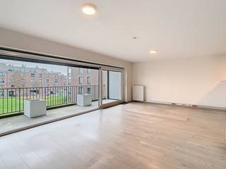 Bent u op zoek naar een energiezuinig appartement te koop in Brugge? Dit pand in Brugge combineert comfort, ruimte en een uitstekende ligging nabij de Damse Vaart en de stadsrand. Het appartement biedt het ideale evenwicht tussen een rustige omgeving en de nabijheid van alle voorzieningen van Brugge.Indeling van het appartement (90m²):- Ruime inkomhal met vestiaire- Lichtrijke leefruimte met open keuken- Twee ruime slaapkamers van 13m² en 11m²- Badkamer met ligbad en dubbele wastafel- Apart gastentoilet- Zonnig terras van 16m² met zicht op groen- LifttoegangTroeven en extra informatie:- Energiezuinig appartement met EPC-label A- Gelegen nabij winkels, bushalte en belangrijke uitvalswegen- Rustige locatie aan de stadsrand van Brugge met zicht op de Damse Vaart- Perfecte combinatie van rust en bereikbaarheid- Terras en open leefruimte zorgen voor een aangenaam binnen- en buitenleven