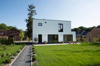 <p><span>Lichtrijk en stijlvol wonen in energiezuinige villa!</span></p><p><span>Dit eigendom, gelegen op de gewestweg tussen Zoersel en Sint-Antonius, is volledig heropgebouwd, quasi nieuwbouw, energetisch gemaakt naar de noden van morgen.</span><span> Deze woning kan aangekocht worden onder 2% registratierechten (enige/eigen woonst).</span></p><p><span>Energiezuinig, lichtinval en comfort zijn hier de sleutelwoorden. Waar je ook bent in deze woning, veel natuurlijk licht omringt je in elke ruimte.</span></p><p><span>Via de centrale inkomhal met gastentoilet heb je rechts vooraan een kantoorruimte (17 m²) met een aparte zij-ingang, ideaal voor ondernemer of vrij beroep. </span></p><p><span>Langs de andere zijde wandel je via een smeetijzeren glazen deur binnen in de leefruimte met grote raampartijen, hierbij een goede lichtinval en mooi uitzicht op de tuin. </span></p><p><span>Een open indeling met zithoek en eetplaats met schuiframen (incl vliegenraam) naar het terras toe en een strakke keuken voorzien van een eiland met marmer werkblad en ontbijtplek, opbergkasten, alle nodige toestellen (AEG) en comfort. Aangrenzend een ruime berging/mud-room, met de technische ruimte netjes ingewerkt in een ingemaakte kast, aansluiting voor wasmachine/droogkast en een toegangsdeur naar het terras en aangename tuin. </span></p><p><span>Op de eerste verdieping zijn er drie ruime slaapkamers allen voorzien van maatkasten, elektrische rolluiken en airco. </span></p><p><span>De master bedroom (19 m²) is een paradijsje op zich, met een ruime doorloop dressing (7 m²) en een ensuite badkamer met een dubbel lavabomeubel, inloopdouche en toilet. </span></p><p><span>Verder op de nachthal een apart toilet, een tweede (19 m²) en derde (14 m²) slaapkamer, deze delen de tweede badkamer die eveneens voorzien is van een dubbel lavabomeubel met LED-spiegel en inloopdouche. </span></p><p><span>De netjes aangelegde tuin is zeer onderhoudsvriendelijk, volledig omheind en biedt voldoende ruimte voor ontspanning. Het bijgebouw (31 m²) achteraan met zowel toegang langs de tuin als via een aparte oprit aan de straatkant met automatische toegangspoort is ideaal als garage, tuinhuis, hobbyruimte of polyvalente ruimte. Extra troef is het overdekt terras (11 m²), perfect voor de avondjes in de buitenlucht.</span></p><p><span>Afwerking met kwalitatieve materialen, EPC label A (onder E-peil 20), gelijkvloers volledige vloerverwarming aangestuurd door lucht/waterpomp, 1</span><span><sup>ste</sup></span><span> verdieping airco warmen/koelen, inbouwspots, LEd-strip verlichting, hemelwaterput 5.000 liter, er worden nog ca 13 zonnepanelen geplaatst.</span></p><p><span>Centrale ligging omwille van de</span><span> goede verbinding met uitvalswegen en oprit autostrade E314, alsook mooie fiets- en wandelroutes in de omgeving.</span></p><p><span>Kortom, een prachtige energiezuinige 100% instapklare nieuwe thuis, contacteer ons voor bijkomende info of plan een bezoek!</span></p><p><span> </span></p>