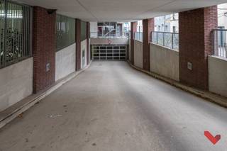 Place de parking à louer dans la résidence Cartijnenveld.<br />La place de parking se trouve dans le parking souterrain situé sous l'ancienne gendarmerie. Le parking est équipé d'un portail électrique verrouillable et est accessible par la Dagobertstraat.<br />Disponible à partir du 15/09/2026<br />Loyer : 95 € + TVA