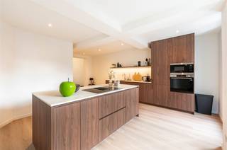 This renovated building consists of 2 completely renovated apartments, close to Antwerp Zoo and Central Station. On the ground floor we find a 1...