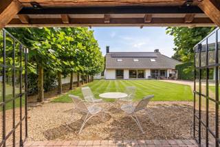 À VENDRE : Spacieuse villa avec 4 chambres, double garage et annexe polyvalente, située dans un cadre calme et champêtre à Oostrozebeke !Calme, espace et confort sur un magnifique terrain, entouré de champs !Découvrez cette spacieuse demeure située à la limite d'Oostrozebeke et de Meulebeke, bénéficiant d'un emplacement calme et champêtre. Cette propriété offre un agencement bien pensé, des espaces de vie généreux et une dépendance polyvalente de pas moins de 90 m². La maison idéale pour ceux qui recherchent de l'espace, de l'intimité et de nombreuses possibilités.AGENCEMENT : vaste hall d'entrée avec toilettes séparées pour les invités, chambre ou bureau au rez-de-chaussée, salle de bains, pièce à vivre lumineuse avec cheminée, cuisine entièrement équipée avec îlot et coin petit-déjeuner convivial, cave pratique, une buanderie spacieuse avec douche supplémentaire et sauna, ainsi qu’un double garage doté d’une porte sectionnelle automatique. Au premier étage se trouvent 3 chambres à part entière, une deuxième salle de bains et un grenier offrant des possibilités supplémentaires.À l’extérieur, vous profiterez d’un jardin entièrement aménagé, d’un grand jardin à l’avant et d’une vaste allée pouvant accueillir plusieurs voitures. L'annexe indépendante et élégante d'environ 90 m² dispose d'une entrée séparée et est actuellement aménagée en « man cave » conviviale, mais se prête également parfaitement au remisage de voitures de collection, de matériel de jardinage, etc.ATTOUS :- emplacement calme et champêtre entre Oostrozebeke et Meulebeke- villa spacieuse avec 4 chambres et 2 salles de bains- double garage avec porte automatique- dépendance élégante d’environ 90 m² avec entrée indépendante- panneaux solaires installés- citerne d’eau de pluie de 10 000 litres raccordée- fenêtres en aluminium à double vitrageVisite sur rendez-vous auprès d’Immo Beguin : charlotte@immobeguin.be