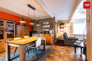 Deze charmante woning biedt volop mogelijkheden voor de handige doe-het-zelver die op zoek is naar een renovatieproject. De woning beschikt over...