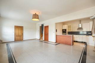 Deze woning (214m²) met 4 volwaardige slaapkamers (11m²/19m²/11m²/30m²) en loods 150m² (hoogte poort 2,20m) vindt zijn vestiging in het rustige Opstal, Buggenhout. Winkels en scholen op wandel/fietsafstand.<br />De indeling als volgt: <br />Gelijkvloers: ruime inkomhal, gastentoilet, technische ruimte, lichtrijke leefruimte en eetplaats (42m²), keuken voorzien van alle toestellen en badkamer voorzien van douchecabine, lavabo en toilet. <br />Eerste verdieping: centrale overloop, toilet, drie ruime slaapkamers (11m²/19m²/11m²) en ruime badkamer (30m²) voorzien van lavabo, ligbad en douche.<br />Tweede verdieping: Master bedroom met ruime dressing (30m²)<br />Loods van 150m² met sectionale poort van 2,20 meter hoogte, ideaal voor een zelfstandige activiteit. Droge kelder aanwezig. <br />Buiten koer met opslagruimte. Voor info : dirk@berno.be