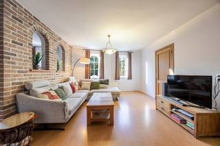 Laagbouwvilla met 3 slaapkamers in parkgebied<br /><br />GELIJKVLOERS<br />Inkomhal met gastentoilet<br />Woonkamer met aparte bureau<br />Eetkamer<br />Veranda <br />Keuken met eiland, volledig geïnstalleerd met aparte berging op keramische tegel<br />3 slaapkamers (13m²-10m²-10m²)<br />Badkamer met ligbad, douche, dubbel wastafel en toilet<br />Inpandige garage<br />Ruime tuin met waterpartij en terras<br />Toegang tot zolderruimte <br /><br />BIJZONDERHEDEN<br />Zonnepanelen met 5kw batterij<br />Muur- en dakisolatie<br />Dak vernieuwd<br />Verwarming op stookolie <br />Uitbreidingsmogelijkheden op zolder<br /><br />POSITIEVE ASPECTEN<br />Gegeerde ligging<br />Ruime tuin met veel privacy<br />Instapklaar<br />Beschikbaar bij akte<br />Alles gelijkvloers