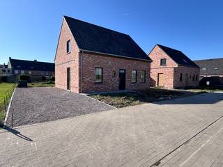 Deze woning is gelegen in de nieuwe verkaveling "Mirrepadde" vlakbij het centrum van Wakken en op wandelafstand van provinciaal domein De...