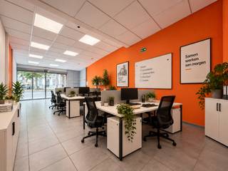 Op een <strong>ABSOLUTE TOPLOCATIE</strong> in het centrum van Oudenaarde, aan het <strong>TACAMBAROPLEIN</strong>, bevindt zich dit <strong>VEELZIJDIGE HANDELSPAND</strong>.<br />Bent u op zoek naar een <strong>HANDELSPAND OF KANTOORRUIMTE</strong> waar <strong>UITSTEKENDE BEREIKBAARHEID</strong>, <strong>OPTIMALE ZICHTBAARHEID</strong> en een <strong>AANGENAME WERKOMGEVING</strong> samenkomen? Dan is dit pand beslist het ontdekken waard.<br />Gelegen aan het <strong>TACAMBAROPLEIN </strong>aansluitend met de <strong>STATIONSSTRAAT</strong>, geniet deze commerciële ruimte van een bijzonder <strong>INTERESSANTE LIGGING</strong> met een <strong>STERKE VISIBILITEIT</strong>.<br />Het pand leent zich uitstekend voor <strong>DIVERSE COMMERCIËLE</strong> en <strong>PROFESSIONELE DOELEINDEN</strong>. De open ruimte kan flexibel ingericht worden als <strong>WINKEL- OF KANTOORRUIMTE</strong>. Daarnaast beschikt het pand over een afzonderlijk toilet, <strong>KEUKEN </strong>en een terras.<br /><br /><strong><span>Sommige beelden in deze publicatie werden met behulp van artificiële intelligentie gegenereerd!</span></strong><br /><br />Adres: Tacambaroplein 6 - 9700 Oudenaarde<br />Beschikbaar vanaf 1 december 2026<br />Huurprijs: €1290,00/maand + 65,00 syndic/maand<br />EPC LABEL: C