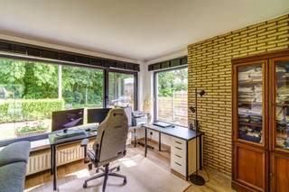 <p><strong>Gelijkvloers</strong><br />Deze gezellige woning beschikt over een lichtrijke leefruimte van meer dan 40 m² waar zithoek en eetplaats mooi in elkaar overvloeien. Dankzij de grote raampartijen geniet je van een aangenaam open gevoel en veel natuurlijke lichtinval.</p><p>Aansluitend bevindt zich de aparte keuken die praktisch is ingericht en voldoende ruimte biedt voor dagelijks comfort. Verder beschikt het gelijkvloers over een apart gastentoilet, een praktische kelderberging en een ruime inkomhal die alle ruimtes op een logische manier met elkaar verbindt.</p><p><strong>Verdiep 1</strong><br />Op de eerste verdieping bevinden zich twee ruime slaapkamers van ongeveer 15 m² en een derde van 8 m². Daarnaast beschikt de woning over een comfortabele badkamer met douche en dubbele wastafel. Een absolute meerwaarde is de mogelijkheid om de derde kamer om te bouwen tot aparte dressing, die zorgt voor extra opbergruimte en dagelijks comfort. De centrale nachthal verbindt alle ruimtes op een praktische manier.</p><p></p><p><strong>Kenmerken</strong><br />✅ Twee ruime slaapkamers<br />✅ Aparte dressing<br />✅ Lichtrijke leefruimte van ca. 41 m²<br />✅ Aparte keuken<br />✅ Badkamer met dubbele wastafel<br />✅ Praktische kelderberging<br />✅ Ideale gezinswoning</p><p>Deze woning in Grobbendonk combineert een praktische indeling met aangename leefruimtes en extra comfort dankzij de dressing en ruime slaapkamers. Ideaal voor starters, koppels of kleine gezinnen die op zoek zijn naar een instapklare woning op een rustige ligging.</p>