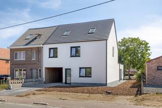 Op een uitstekende locatie te Herenthout bevindt zich deze uitzonderlijk ruime HOB op een uniek perceel van 930 m².<br /> <br />Deze energiezuinige woning met EPC label A is gelegen op een strategische locatie net buiten het centrum van Herenthout, plaatselijke kleinhandel, scholen, openbaar vervoer en oprit E313 bevinden zich vlakbij.<br /><br />Bij het binnenkomen van de woning geeft de inkomhal enerzijds toegang tot de bureauruimte met apart toilet en anderzijds tot de riante leefruimte met zithoek, eetplaats en maximale lichtinval door de vele raampartijen. De prachtige landelijke keuken is uitgerust met alle hedendaagse toestellen, kookeiland en aansluitend geriefelijke berging met voorziening wasmachine en droogkast. De vaste trap geeft biedt connectie met de 1 ste verdieping. Hier bevinden zich 2 ruime slaapkamers, volledig ingerichte badkamer en masterbedroom met ensuite dressing. Via de hall betreden we de 2 de verdieping. Deze veelzijdidge ruimte kan polyvalent gebruikt worden (nutsvoorzieningen aanwezig).<br /><br />Tot slot geniet deze riante HOB een prachtige tuin met achtertoegang en mogelijkheid tot bouwen van carport met tuinberging. Heerlijk genieten kan u op het zuid georiënteerd zonneterras.<br /><br />Troeven: 10 zonnepanelen, laadpaal voorziening, E-peil <20, verkoop onder registratie – GEEN BTW!<br /> <br />Bent u opzoek naar een ruime HOB waar u kan genieten van een optimaal leefcomfort? Dan is deze woning exact wat u zoekt!