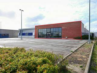Verhuurd handelspand/ baanwinkel van ca. 770 m² te koop in Middelkerke.<br /><br />De winkel is gelegen de centraal gelegen commerciële zone samen met o.a. Colruyt, Berca, Brantano, Brico, Aldi, Bon'app, Lidl, Lingerie Outlet, Sligro en Euro Shop) en nabij de luchthaven van Oostende. <br /><br />Indeling:<br />- winkelruimte met grote overspanning (600 m²)<br />- stockageruimte met automatische rolgordijn/poort (120 m²)<br />- bureelruimte met sanitair blok (50 m²)<br />- extra ruimte mogelijk op verdieping (50 m²)<br />- Perceel: ca. 1000 m²<br /><br />Troeven:<br />- Huurprijs: € 5500,00/ maand<br />- Huurovereenkomst sinds 01/06/2025 <br /><br /><br /><br />Bestemming: Bedrijvenzone Oostendelaan : zone 4: Zone voor grootschalige kleinhandel, groothandel en lokale bedrijven ( meer concrete info op https://www.middelkerke.be/nl/rup-bedrijvenzone-oostendelaan)<br /><br />Bent u geïnteresseerd in dit bedrijfsvastgoed te koop in Middelkerke? Aarzel dan niet om ons te contacteren via 0476 94 27 32 of hilde.blieck@dewaele.com<br /><br />Bestuursmaatregelen in het maatregelenregister: nee