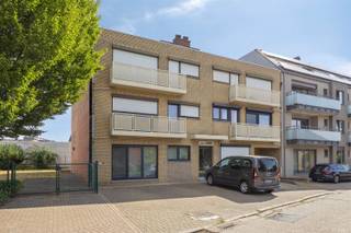 <p><span><strong>TE KOOP: Verzorgd appartement met 2 slaapkamers en ondergrondse staanplaats in hartje Heusden!</strong></span><br /><span>Dit verzorgde appartement met 2 slaapkamers is centraal gelegen in de Cijnshofstraat, pal in het centrum van Heusden-Dorp en vlak bij het Sint-Willibrordusplein. Winkels, scholen, openbaar vervoer en tal van dagelijkse voorzieningen bevinden zich hierdoor op wandelafstand.</span><br /><span>Een belangrijke troef is het uitstekende EPC-label A. In combinatie met de recent vernieuwde ramen en vernieuwde gasketel geniet u hier van een energiezuinig en comfortabel appartement.</span><br /><span>Het appartement bevindt zich op de eerste verdieping en is eenvoudig bereikbaar met de lift. Met zijn praktische indeling, twee ruime slaapkamers, twee terrassen en ondergrondse staanplaats vormt dit appartement een interessante opportuniteit voor zowel eigen bewoning als investering.</span><br /><span><strong>Indeling:</strong></span><br /><span>Inkomhal, lichtrijke leefruimte met toegang tot het terras, volledig uitgeruste keuken, praktische berging, apart gastentoilet, badkamer met douche en twee ruime slaapkamers. Via één van de slaapkamers heeft u eveneens toegang tot het terras aan de achterzijde van het gebouw.</span><br /><span>Daarnaast beschikt het appartement over een ruime ondergrondse autostaanplaats.</span><br /><span><strong>Ligging:</strong></span><br /><span>Een belangrijke troef is zonder twijfel de centrale ligging in het hart van Heusden-Dorp, vlak bij het Sint-Willibrordusplein en de kerk. Winkels, bakker, scholen, bibliotheek, openbaar vervoer en andere dagelijkse voorzieningen bevinden zich in de onmiddellijke omgeving. Ook de omliggende gemeenten en belangrijke verbindingswegen zijn vlot bereikbaar.</span><br /><span><strong>Troeven:</strong></span><br /><span>- Uitstekend EPC-label A!</span><br /><span>- Pal in het centrum van Heusden-Dorp!</span><br /><span>- 2 ruime slaapkamers!</span><br /><span>- 2 terrassen!</span><br /><span>- Ruime ondergrondse autostaanplaats!</span><br /><span>- Recent vernieuwde ramen!</span><br /><span>- Vernieuwde gasketel!</span><br /><span>- Rolluiken!</span><br /><span><strong>EPC A met certificaatnummer 20260806-0003928651-RES-1</strong></span><br /><span><strong>P-score: A</strong></span><br /><span><strong>G-score: A</strong></span><br /><span><strong>Niet gelegen in signaalgebied, niet gelegen in een afgebakende oeverzone of een afgebakend overstromingsgebied.</strong></span><br /><span><strong>Stedenbouwkundige informatie: woongebied – bouwvergunning – geen voorkooprecht – geen dagvaarding – geen verkavelingsvoorschriften</strong></span><br /><span><strong>Bron bewoonbare oppervlakte: EPC</strong></span></p>