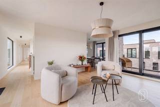 Ontdek dit prachtig appartement met groot terras, op de derde verdieping van residentie Over Leie in Harelbeke. 6% BTW mogelijk! Vlakbij de Leie, topgelegen leuke penthouse met 3 slaapkamers en groot terras. 133m2 woonplezier! Indeling- Lichtrijke leefruimte met grote raampartijen- Open keuken – nog volledig zelf te kiezen naar jouw smaak!- 3 slaapkamers (of 2 slaapkamers + bureauruimte)- Badkamer met douche en dubbele lavabo- Apart toilet- Praktische bergingZeer ruim terras om heerlijk buiten te genietenWaarom kiezen voor dit appartement?Dankzij de centrale ligging woon je vlak bij alle voorzieningen, belangrijke invalswegen en het gezellige centrum van Harelbeke. Combineer comfort, rust en bereikbaarheid op één toplocatie.Troeven in één oogopslag:- Nieuwbouw – volledig instapklaar onder 6% btw- Zelf de afwerking van de keuken te kiezen- Ruim terras met veel lichtinval- Uitstekende ligging nabij centrum en uitvalswegenInteresse? feline@immobeguin.be