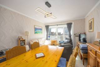 Residentie Mayfair: In het centrum en tegen de zeedijk, mooi en gemeubeld appartement gelegen op de 4de verdieping, bestaande uit: ruime inkomhal...