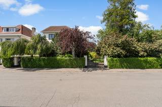 <p>Te koop: zeer ruime woning nabij Grimbergen en Strombeek te koop op een strategische locatie met vele mogelijkheden zoals grote gezinswoning, meergezinswoning, woning met een ruimte voor een vrij beroep en veel meer. </p><p><br /></p><p>De woning werd gebouwd tussen 1919 en 1930 en biedt tal van mogelijkheden dankzij de zeer ruime oppervlaktes (108m2 op het gelijkvloers en 90m2 op de eerste verdieping) en de riante tuin van meer dan 10 are. Gelegen in een residentiële wijk, vlakbij alle invalswegen, scholen, handelszaken, openbaar vervoer en op wandelafstand van een stadscentrum, is het hier zalig wonen. </p><p><br /></p><p>Belangrijkste ruimtes:</p><ul><li>Zeer ruime woonkamer in een charmante setting met uitzicht op de tuin</li><li>Functionele keuken en badkamer op de gelijkvloers met eventueel reeds een slaapkamer</li><li>Drie slaapkamers op de bovenverdieping met een gerenoveerde badkamer, keuken en leefruimte</li></ul><p>Troeven:</p><ul><li>Afhankelijk van de configuratie van de woning heb je ofwel twee woonlagen van 108 m2 op het gelijkvloers en 90m2 op de eerste verdieping, ofwel een zeer ruime gezinswoning met mogelijkheid tot 5 slaapkamers en een bureau</li><li>Riante zonnige tuin</li><li>Uiterst gunstige bereikbaarheid</li></ul><p>Neem vandaag nog contact op met uw ERA-makelaar voor een bezoek. </p><p>JOUW DROOMHUIS. ZO GEVONDEN!</p>