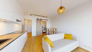 Deze stijlvolle en recent gerenoveerde 1-slaapkamer studio op de 1e verdieping biedt niet alleen een prachtig zeezicht, maar ook een moderne en functionele inrichting. De open ruimte heeft een lichte en frisse uitstraling dankzij de strakke afwerking en het gebruik van warme houtaccenten.