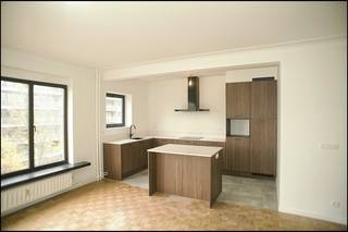 Dit prachtig gerenoveerde appartement geniet van een uitzonderlijke ligging, midden in de stad en in de directe nabijheid van twee groene zones.<br />Je woont hier op wandelafstand van de historische stadskern, met een vlotte verbinding naar belangrijke autosnelwegen.<br />Openbaar vervoer? Tram- en bushaltes bevinden zich op amper één minuut wandelen.<br /><br />Binnenin word je verwelkomd in een volledig vernieuwd appartement dat baadt in het licht dankzij de grote raampartijen aan de straatzijde. De lift brengt je bovendien rechtstreeks tot aan de inkomdeur van het appartement — extra comfort gegarandeerd! Voor de liefhebbers is er uiteraard ook een trap voorzien.<br />De moderne open keuken is gloednieuw en praktisch ingericht, ideaal voor wie graag kookt en leeft in een open ruimte. De stijlvolle badkamer is uitgerust met een ruime inloopdouche en lavabo, aangevuld met een apart toilet voor extra comfort.<br /><br />Troeven op een rij:<br />-Volledig gerenoveerd en instapklaar<br />-Veel natuurlijke lichtinval<br />-Topligging nabij groen, centrum en invalswegen<br />-Lift met directe toegang tot het appartement<br />-Open keuken en moderne badkamer<br />-Openbaar vervoer op wandelafstand<br /><br />De gemeenschappelijke kosten omvatten onder andere het waterverbruik van de gemeenschappelijke delen, syndicuskosten, onderhoud en liftkosten, dit is een 200 euro per maand.<br /><br />Heeft u interesse of vragen? Contacteer ons via alexander@jurimmo.be of +32 495 10 71 31<br /> 