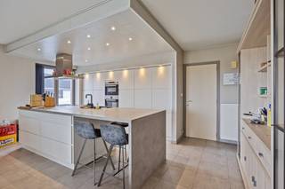 Cette maison de caractère, située le long de la Bruggesteenweg à Gits, bénéficie d'un terrain spacieux offrant une vue imprenable. Il y a un...