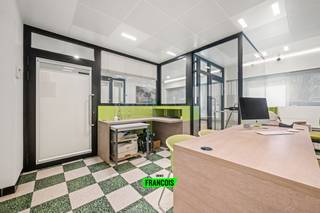 Deze handelsruimte is gelegen aan het stadhuis te Oostende. Deze locatie is uitermate gunstig dankzij de vlotte bereikbaarheid via o.a. de Verenigde-Natieslaan en de Alfons Pieterslaan. Ook is er tal van parkeergelegenheid in de buurt. <br /><br />Het pand werd voorheen gebruikt als bankkantoor en is dus reeds handig ingedeeld in verschillende compartimenten. Uiteraard staat het u steeds vrij naar eigen smaak in te richten. Dankzij de verschillende ruimtes, met o.a. een afzonderlijke receptie en bureauruimte zijn er hier talloze mogelijkheden. <br /><br />Achterin is er een functionele kitchenette, sanitaire ruimte en een groot terras. <br /><br />Tot slot is er nog een grote berging. <br /><br />Aarzel niet en neem contact op voor meer info of een afspraak. <br /><br />