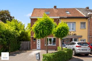 <strong>Karaktervolle woning met tal van mogelijkheden op toplocatie in Aarschot</strong><br /><br />Op een uitstekende locatie aan de Ourodenberg, in het hart van Aarschot, bevindt zich deze verrassend ruime woning met tal van mogelijkheden. Dankzij haar centrale ligging geniet u van een vlotte bereikbaarheid en bevinden winkels, scholen, openbaar vervoer en andere voorzieningen zich op wandelafstand.<br /><br />Deze eigendom werd enkele jaren geleden aangekocht door een lokale apotheek met de intentie er een nieuwe vestiging onder te brengen. In het kader van deze plannen werden reeds enkele voorbereidende werken uitgevoerd. Aangezien het project uiteindelijk niet werd gerealiseerd, werden onder meer de keuken, verwarmingsinstallatie, zonnepanelen en airconditioning verwijderd. Hierdoor biedt deze woning vandaag een unieke kans aan wie op zoek is naar een ruime basis die volledig naar eigen smaak en woonwensen kan worden afgewerkt.<br />De woning verkeert structureel in goede staat en beschikt bovendien over een gunstige EPC-score B, wat een belangrijke troef vormt op energetisch vlak.<br /><br />Bij het betreden van de woning komt u terecht in een ruime inkomhal met gastentoilet. Verder bevindt zich op het gelijkvloers een lichtrijke leefruimte met aansluitend de voorziene ruimte voor een open keuken. Op de eerste verdieping vindt u twee volwaardige slaapkamers en een praktische berging. De tweede verdieping omvat nog eens twee ruime slaapkamers en een afzonderlijk toilet, waardoor deze woning perfect geschikt is voor grotere gezinnen of wie nood heeft aan extra werk- of hobbyruimte.<br />Daarnaast is de woning volledig onderkelderd, wat zorgt voor een overvloed aan opslagmogelijkheden.<br /><br />Ook buiten weet deze eigendom te overtuigen. De volledig omheinde tuin biedt de nodige privacy en wordt aan de straatzijde stijlvol afgesloten met een fraaie houten toegangspoort. Parkeren vormt hier geen enkel probleem dankzij de ruime parkeermogelijkheden op het perceel, met plaats voor maar liefst vier wagens.<br />Troeven op een rij:<br />
<ul>
<li>Centrale ligging in het centrum van Aarschot</li>
<li>EPC-label B</li>
<li>Vier volwaardige slaapkamers</li>
<li>Volledig onderkelderd</li>
<li>Ruime, volledig omheinde tuin</li>
<li>Parkeergelegenheid voor vier wagens</li>
<li>Vrij in te richten naar eigen smaak en comfort</li>
<li>Uitstekende combinatie van ruimte, locatie en potentieel</li>
<li> </li>
</ul>
Een eigendom met karakter, ruimte en toekomstmogelijkheden, ideaal voor wie op zoek is naar een woning die nog volledig naar eigen wens kan worden vormgegeven op een absolute toplocatie.<br />Interesse? Contacteer ons voor een bezoek en ontdek zelf het potentieel van deze unieke eigendom.<br />Ook uw eigendom verkopen? contacteer ons info@lotemvastgoed.be of bel 0475520014<br />