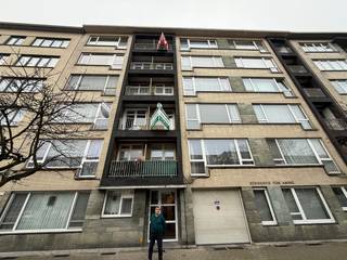 Gerenoveerd, instapklaar appartement op zeer centrale ligging in de onmiddellijke omgeving van de grote verbindingswegen, openbaar vervoer,...<br /><br />Indeling : <br />Inkomhal op parket met ingemaakte kasten.<br />Afzonderlijk toilet.<br />Ruime livin : 40 m² op parket.<br />Ingerichte keuken : 9 m², keramisch kookfornuis, dubbele afwasbak, dampkap, combi-oven, frigo, diepvriezer.<br />Nachthal.<br />Slaapkamer 1 : 16.5 m², laminaat.<br />Slaapkamer 2 : 9 m², parket.<br />Slaapkamer 3 : 8 m², parket.<br />Ingerichte badkamer.<br />Terras voor (2 m²) - en achteraan (9 m²).<br /><br />Algemene onkosten : €295/mnd, inclusief provisie CV en water (jaarlijks volgt er een afrekening).